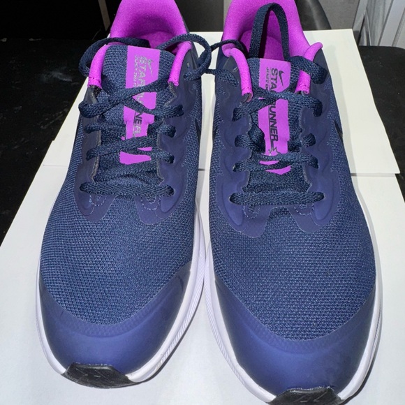 Nike Boys Star Runner 3 (Gs) Running Shoe, MIDNIGHT NAVY/METALLIC SILVER - Picture 4 of 4